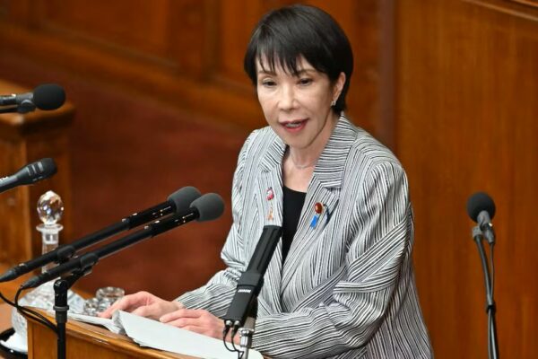 Critican a primera ministra japonesa por alentar a trabajar más horas; solo duerme 2 a 4 horas