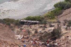 Pierden la vida 37 personas luego de que un camión de pasajeros cayera a un precipicio
