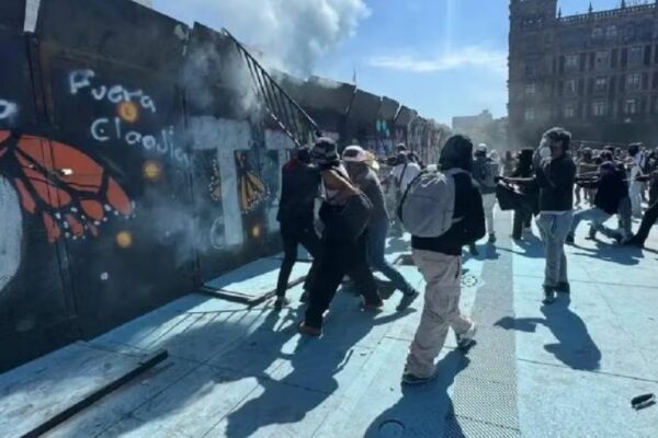 Marcha Generación Z: encapuchados derriban vallas de Palacio Nacional y policía los contiene con extintores