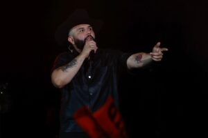 Carín León se solidariza con víctimas de incendio en Hermosillo