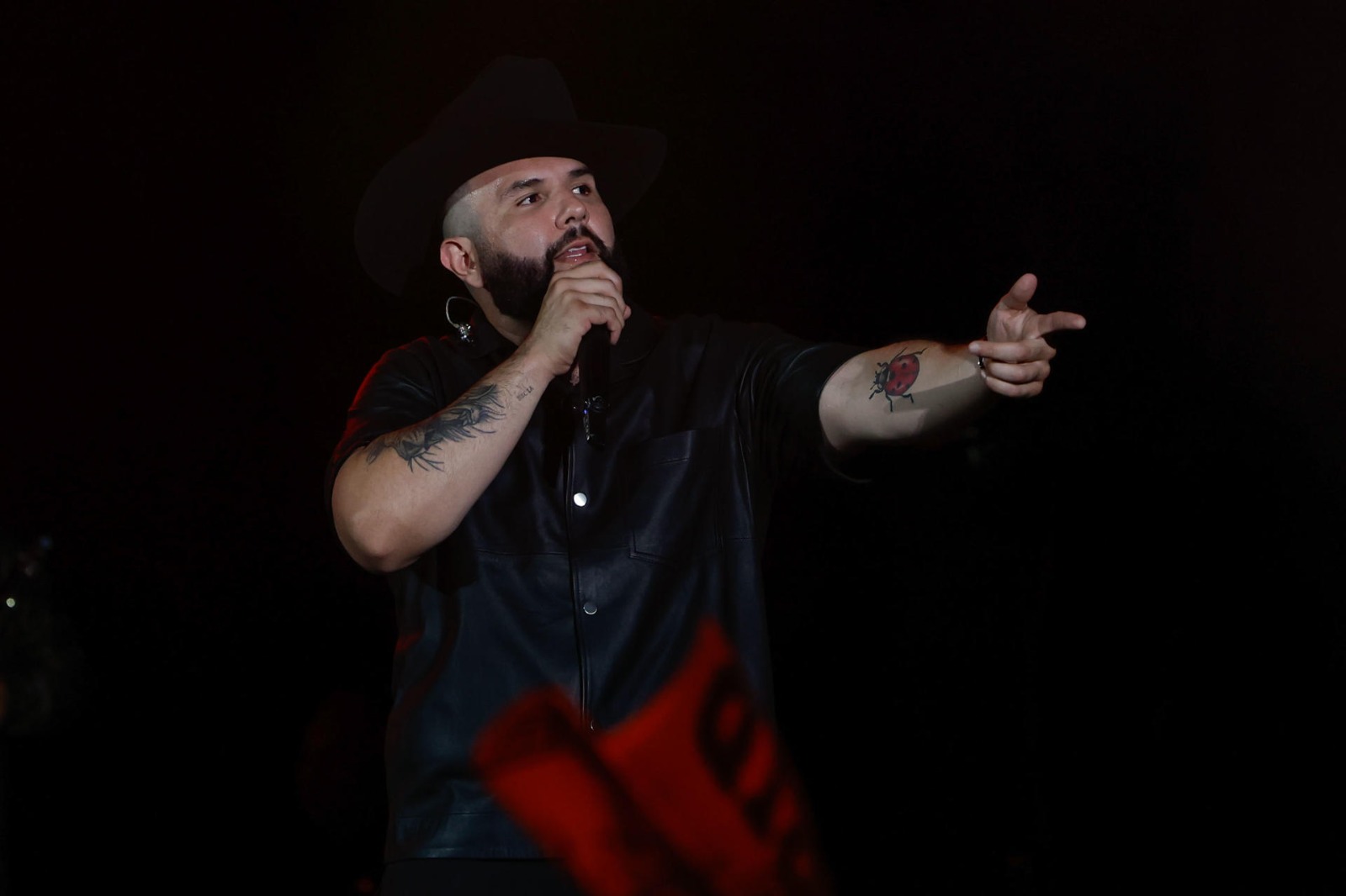 Carín León se solidariza con víctimas de incendio en Hermosillo