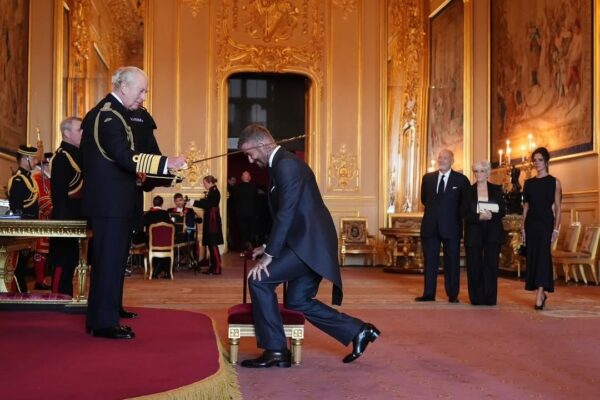 David Beckham es nombrado caballero por el rey Carlos III