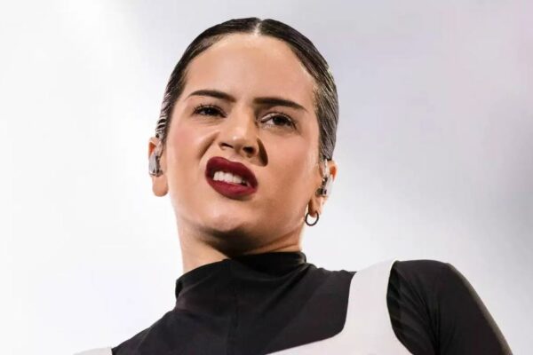 Tiktoker critica a Rosalía por apropiarse de la cultura latina