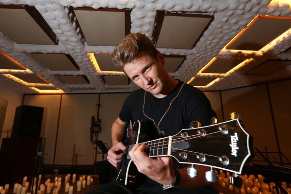 Alexander Acha responde a quienes lo tachan de ‘nepobaby’ por ser hijo de Emmanuel: “Me ha costado más trabajo”