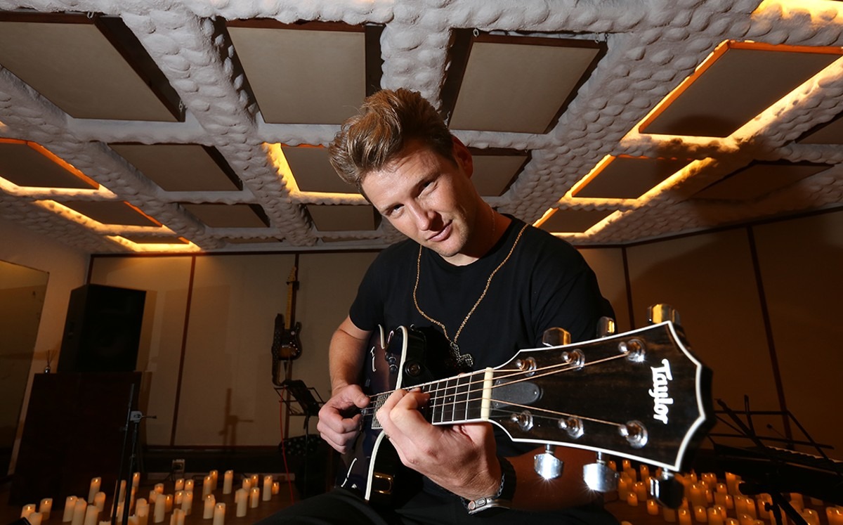 Alexander Acha responde a quienes lo tachan de ‘nepobaby’ por ser hijo de Emmanuel: “Me ha costado más trabajo”