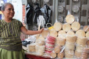 Era Trump pega a productores de totopos y mezcal en Oaxaca