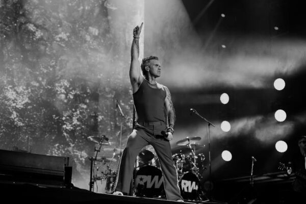 Robbie Williams alerta sobre deterioro de su vista tras recurrir a inyecciones para bajar de peso