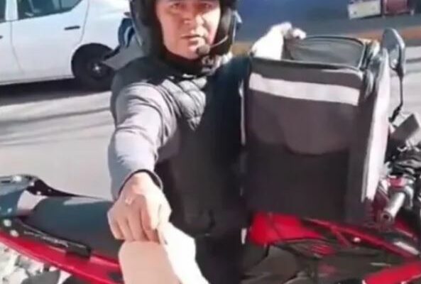 Mujer exige a repartidor bajar de la moto para entregarle su comida en las manos; la tunden en redes por prepotente: “Solo era estirarse”