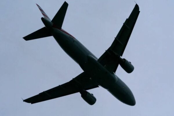 Estados Unidos advierte a aviones comerciales por aumento de actividad militar en Venezuela; pide “extremar precaución”