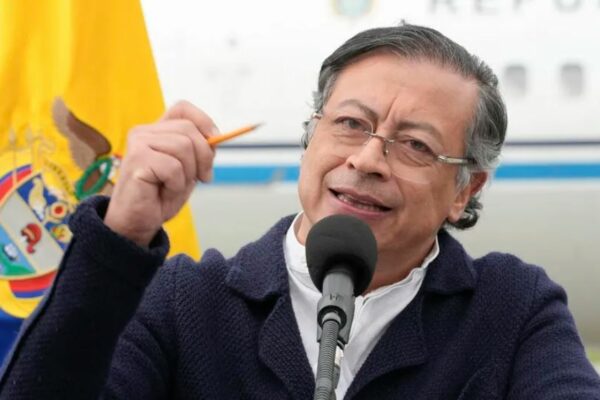 Gustavo Petro amenaza con romper misión diplomática con Perú si el país agrede embajada mexicana