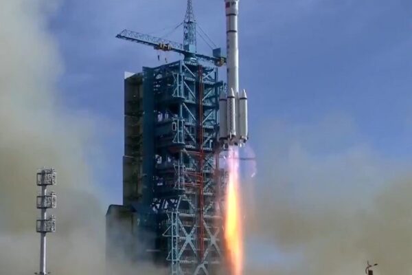 Nave espacial Shenzhou 22 despega para rescatar a astronautas varados en estación espacial