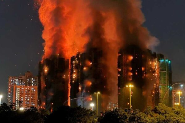 Trece muertos en incendio de complejo residencial en Hong Kong