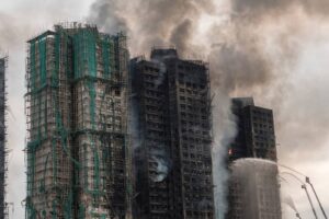Sube a 65 el balance de muertos en incendio de Hong Kong, ya está bajo control