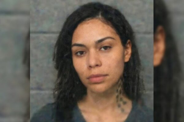 Detienen a mujer que recibió manutención para su hijo de tres hombres distintos, la acusan de fraude