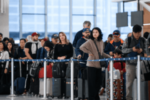 Millones de usuarios enfrentan cancelaciones y retrasos de vuelos en EE. UU. por cierre de Gobierno