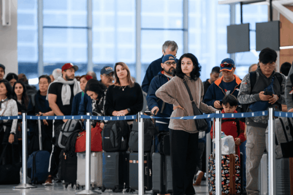 Millones de usuarios enfrentan cancelaciones y retrasos de vuelos en EE. UU. por cierre de Gobierno