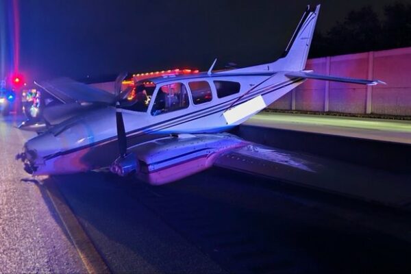 Aterrizaje fallido desata caos en autopista de Florida tras desplome de avioneta