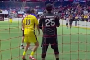 Cuauhtémoc Blanco propina golpe a portero de Chivas en Juego de Leyendas