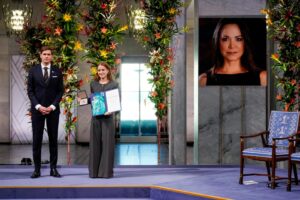 Hija de opositora venezolana María Corina Machado recibe en su nombre el Nobel de la Paz