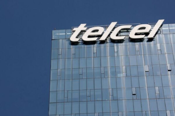 Telcel pide a sus clientes vincular teléfono con CURP e INE o su línea será suspendida