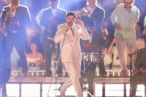 Bad Bunny regala boletos a fan que lo esperó afuera de su hotel en CdMx