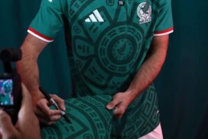 INAH cobró 41 mil pesos a Adidas para usar símbolo prehispanico en playera de la selección