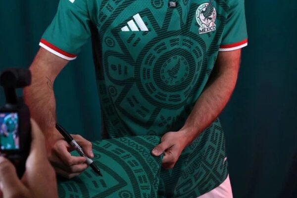 INAH cobró 41 mil pesos a Adidas para usar símbolo prehispanico en playera de la selección