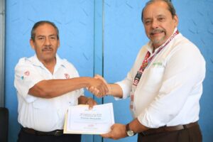 Taxista de Mérida devuelve 300 mil pesos olvidados por un pasajero