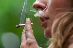 Adultos consumen más drogas que los adolescentes en México, revela encuesta