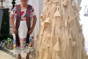 Artesana yucateca crea árbol navideño de henequén único en su tipo