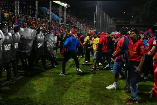 Final de futbol en la Liga de Guatemala termina en batalla campal