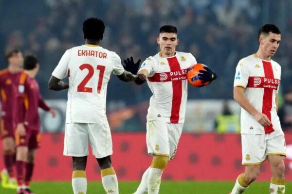 Genoa y Johan Vásquez rozan la zona de descenso de la Serie A tras caer con la Roma