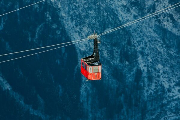 Incidente en teleférico deja cientos de personas atrapadas en los Alpes italianos