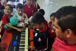 Talento guanajuatense se suma al rescate escolar con una canción que inspira a volver a la escuela