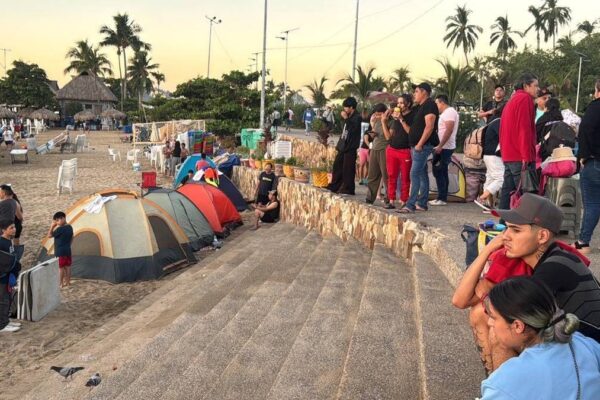 Turistas “madrugan” a las autoridades e instalan “Hotel Camarena” en playas de Acapulco
