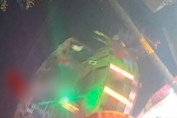 Jóvenes salen disparados de un juego mecánico en feria de Puebla