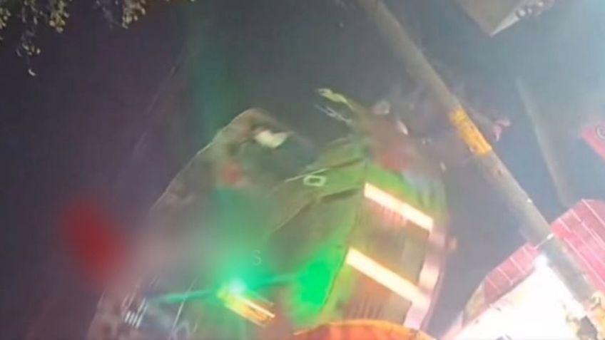 Jóvenes salen disparados de un juego mecánico en feria de Puebla