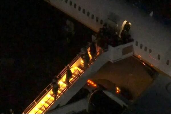 Nicolás Maduro y su esposa Cilia Flores llegaron a Nueva York, donde enfrentarán cargos por narcotráfico tras ser capturados en Venezuela