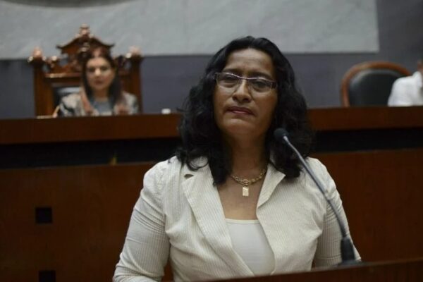 Fiscalía indaga a Abelina López por collar de 227 mil pesos