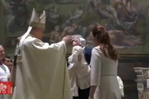 El papa León XIV bautiza a 20 bebés en la Capilla Sixtina y mantiene tradición vaticana