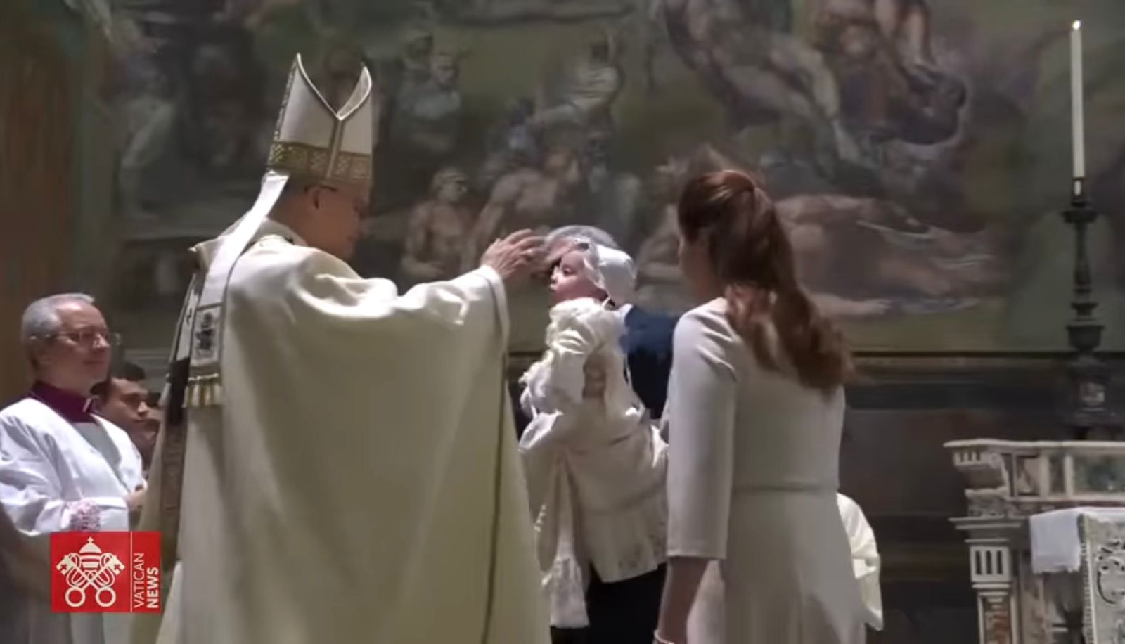 El papa León XIV bautiza a 20 bebés en la Capilla Sixtina y mantiene tradición vaticana