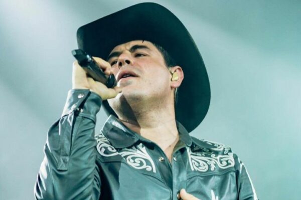 Alfredo Olivas se retira de la música, así fue su última presentación