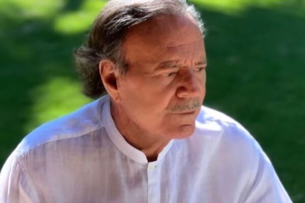 Julio Iglesias enfrenta denuncia por presuntos casos de acoso y agresión, lo acusan dos mujeres que trabajaron para él