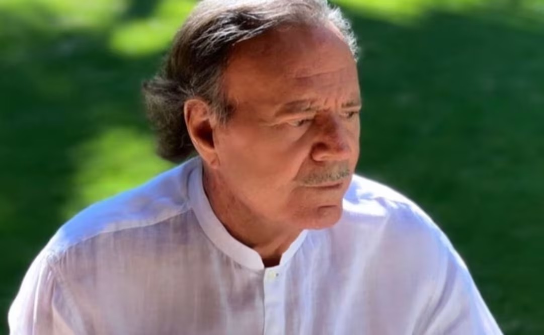 Julio Iglesias enfrenta denuncia por presuntos casos de acoso y agresión, lo acusan dos mujeres que trabajaron para él