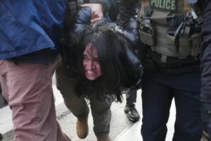 Agentes del ICE sacan a mujer de su coche a la fuerza y la arrestan