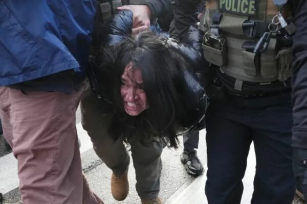 Agentes del ICE sacan a mujer de su coche a la fuerza y la arrestan