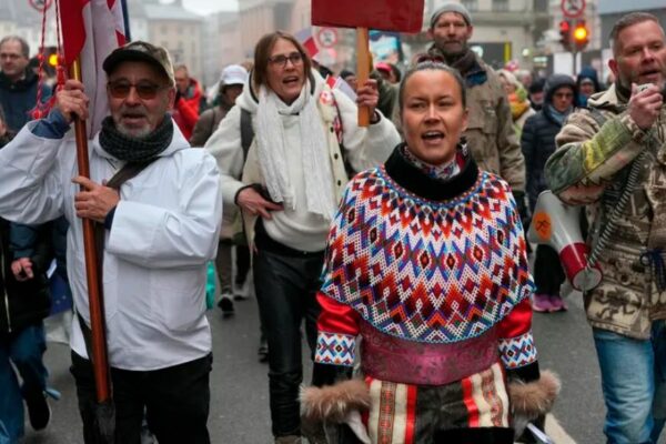 “Groenlandia no está en venta”: Miles de ciudadanos en Dinamarca salen a manifestarse contra plan de Donald Trump