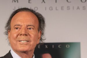 Julio Iglesias pide archivar investigación en España y detener daño a su reputación