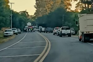 Bloquean padres de familia de kínder la Uruapan-Los Reyes