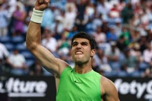Carlos Alcaraz vence a Zverev y luchará por su primer título en el Abierto de Australia